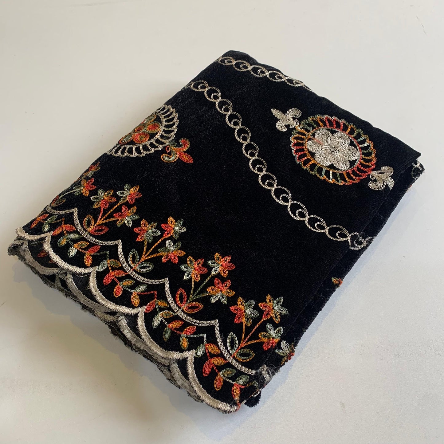 MAKHMAL BY TATA FABRICS | SINDHI DHAGA HAND-EMBROIDED SHAWL #002